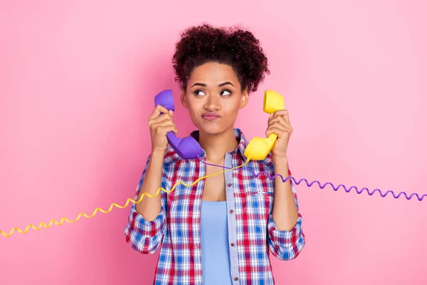 Foto van denken brunette golvend kapsel dame praten telefoon look promo slijtage geruite shirt geïsoleerd op roze kleur achtergrond — Stockfoto