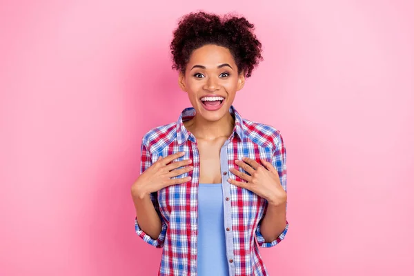 Fotografie oslavy brunetka kudrnaté vlasy dáma index sama nosit modré tričko izolované na růžové barevné pozadí — Stock fotografie