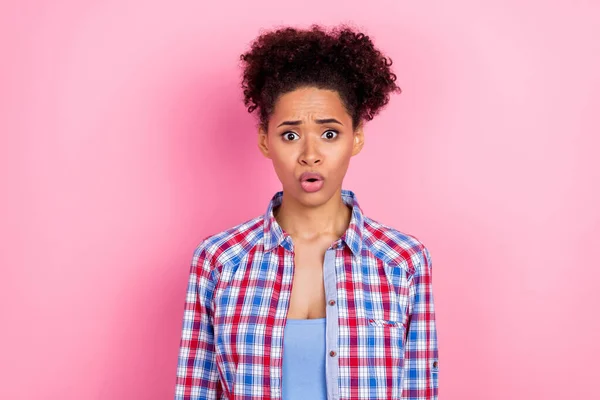 Foto av millennial ledsen lockigt frisyr dam bära blå skjorta isolerad på rosa färg bakgrund — Stockfoto