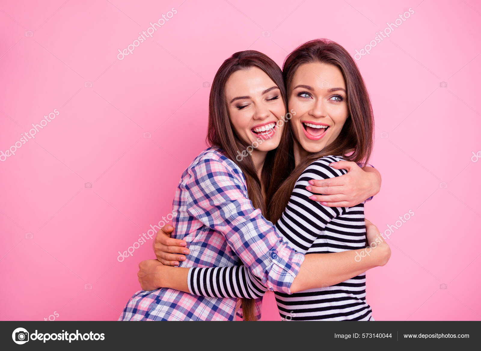 Фото Двух Веселых Милых Девушек Объятия Имеют Хорошее Настроение.