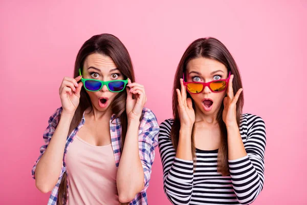 Foto di stupito meravigliato persone braccia toccare occhiali non possono credere isolato su sfondo di colore rosa — Foto Stock