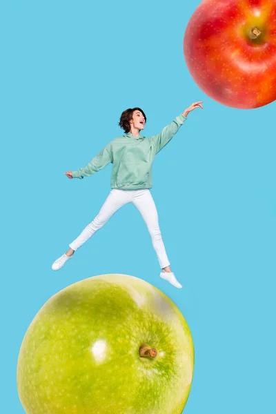 Exclusivo dinámico revista bosquejo collage de señora saltando tocando enorme rojo verde manzanas aislado azul colorido fondo —  Fotos de Stock