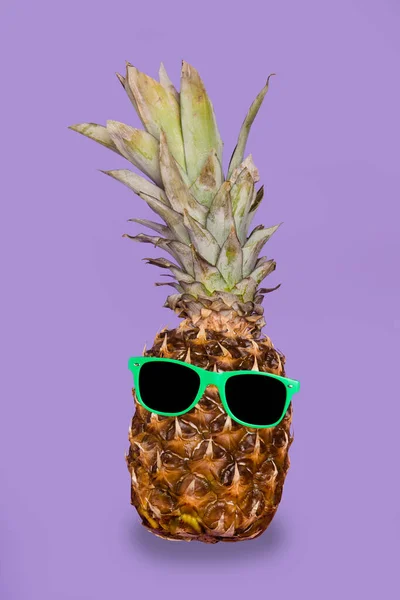 3d retrò astratto creativo grafica modello collage di fresco ananas indossare occhiali scuri isolato viola viola colore sfondo — Foto Stock