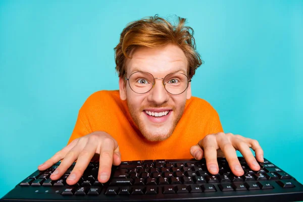 Foto von lustigen funky junger Mann tragen orangefarbene Pullover Brille Eingabe moderner Gerät isoliert Krickente Farbe Hintergrund — Stockfoto