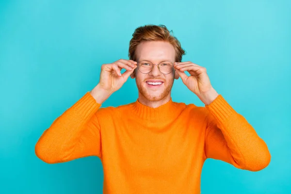 Fénykép vidám pozitív fiatalember visel narancssárga pulóver karok szemüveg mosolygó elszigetelt varangy szín háttér — Stock Fotó