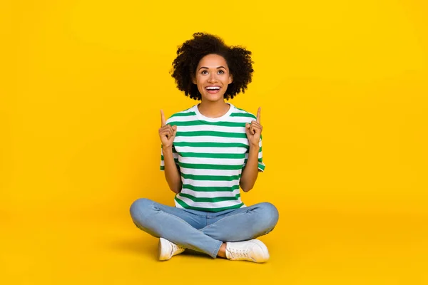 Helkroppsfoto av söt tusenårig dam slå upp slitage t-shirt jeans skor isolerad på gul bakgrund — Stockfoto