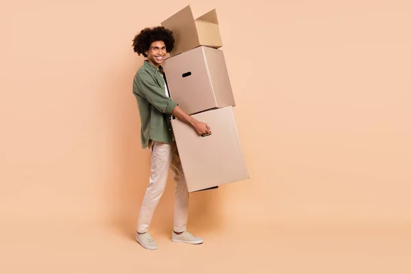 Kompletní tělo profil portrét pozitivní osoby držet zásilky krabice izolované na béžové barvy pozadí — Stock fotografie