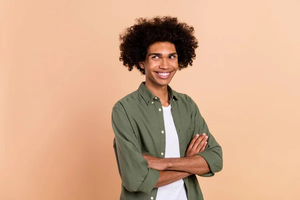 Retrato de contenido alegre atractivo alegre tipo de pelo ondulado brazos plegados copia espacio aislado sobre fondo de color pastel beige — Foto de Stock