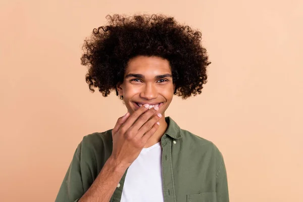 Retrato de chico lindo alegre atractivo con chevelure riendo buen humor aislado sobre fondo de color pastel beige — Foto de Stock