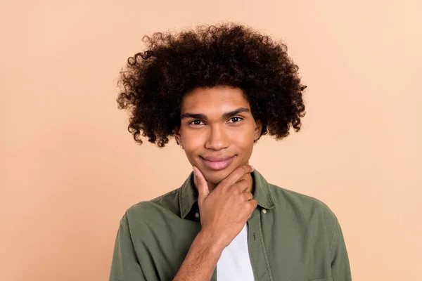 Retrato de mente atraente inteligente inteligente cara de cabelos ondulados tocando queixo tomada de decisão isolada sobre fundo cor pastel bege — Fotografia de Stock