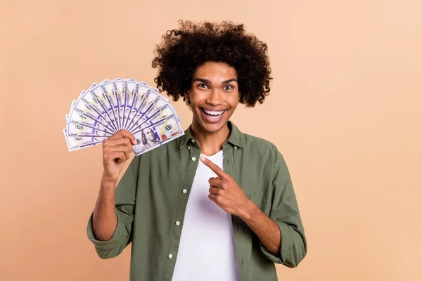 긍정적 인 반응을 보인 사람의 모습은 베이지 색 배경에 분리되어 있는 손가락으로 표시 한 100 장의 지폐를 나타낸다 — 스톡 사진