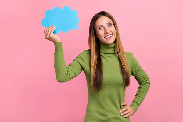 Güzel bir bayanın fotoğrafı kağıt konuşma bulutu pankartı düşünce çözümü izole edilmiş pastel renk arka plan — Stok fotoğraf