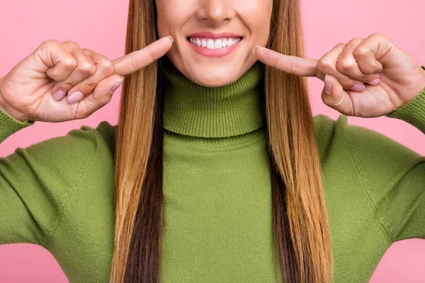 Photo recadrée de dame visite dentiste démontrer une thérapie de blanchiment propre isolé fond de couleur pastel — Photo