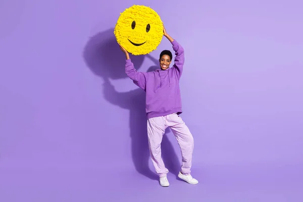 Foto de pessoa transexual agradável apresentando emoji radiante sorriso desgaste sweatshirt isolado cor violeta fundo — Fotografia de Stock