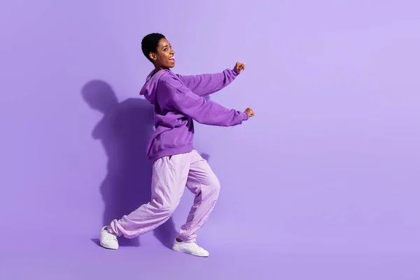 フルボディプロフィール写真のクールな若い男ダンスウェアパーカーパンツ履物孤立した上に紫色の背景 — ストック写真