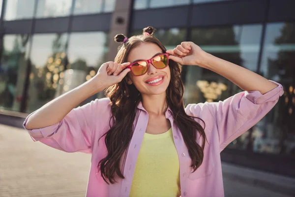 Retrato de atraente alegre menina de cabelos ondulados tocando especificações turismo turismo passar tempo livre no ar livre — Fotografia de Stock