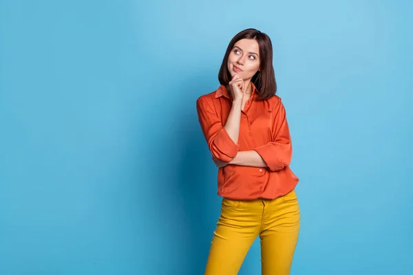 Foto di giovane bella donna pensieroso sguardo piano di spazio vuoto isolato su sfondo di colore blu — Foto Stock