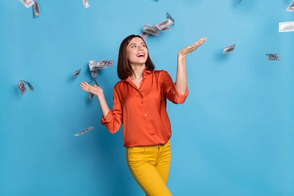 Portret van aantrekkelijke vrolijke meisje gooien bankbiljet geld verspillen fondsen budget geïsoleerd over helderblauwe kleur achtergrond — Stockfoto