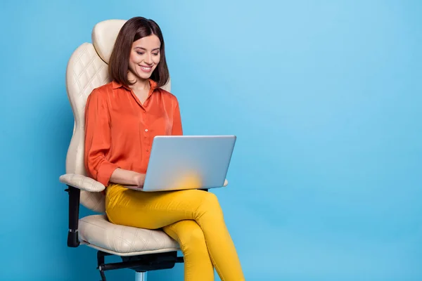 Φωτογραφία της πολυάσχολης κυρίας των επιχειρήσεων που κάθεται έπιπλα γραφείου χρησιμοποιώντας την καινοτομία αναζήτησης netbook σύγχρονα μέσα ενημέρωσης απομονωμένο μπλε χρώμα φόντο — Φωτογραφία Αρχείου
