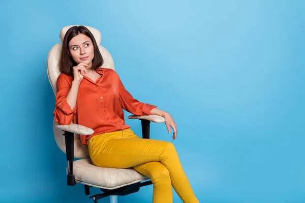 Retrato de chica segura de mente atractiva sentado en sillón pensamiento copia espacio en blanco aislado sobre fondo de color azul brillante —  Fotos de Stock