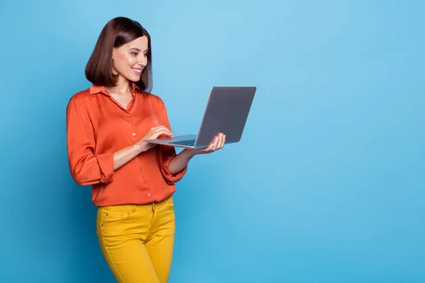 Ritratto di attraente allegra ragazza concentrata utilizzando laptop copia spazio vuoto isolato su sfondo di colore blu brillante — Foto Stock