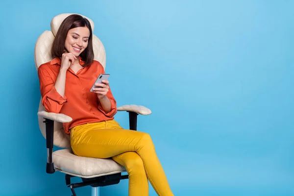 Genç güzel kızın fotoğrafı koltuğa otur mobil paylaşım repost hız bağlantısı kullan mavi arkaplanda izole edilmiş sohbet — Stok fotoğraf