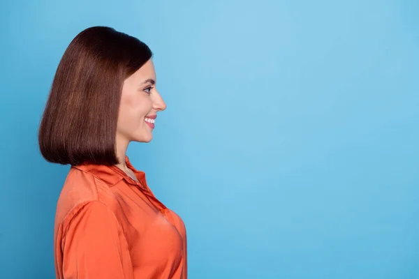 Foto del lado del perfil de la joven dama alegre mirada espacio vacío inteligente aislado sobre fondo de color azul —  Fotos de Stock