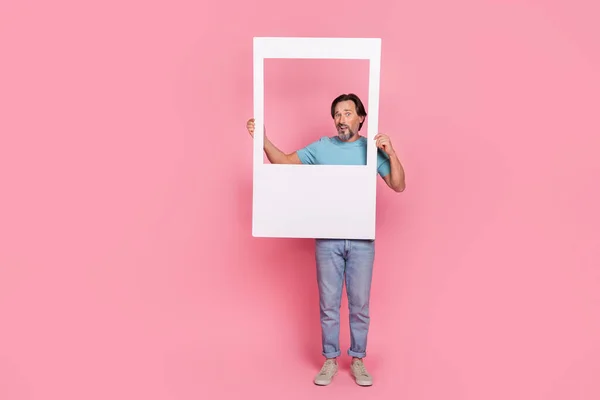 Retrato de cuerpo completo de persona desconcertada mantenga tarjeta de conjunto álbum de papel aislado sobre fondo de color rosa — Foto de Stock
