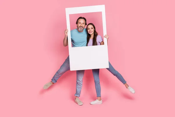 Full tělo fotografie dvou veselých nadšených bezstarostných lidí vzhled fotoaparátu album karty izolované na růžové barevné pozadí — Stock fotografie