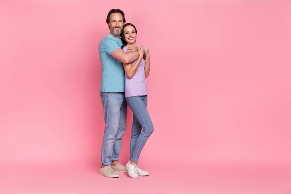 Pleine longueur photo de deux personnes gaies paisibles embrasser sourire dentaire isolé sur fond de couleur rose — Photo