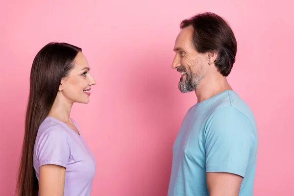 Foto de perfil de dos socios positivos pacíficos sonrisa dentada mirar ojos aislados en el fondo de color rosa —  Fotos de Stock