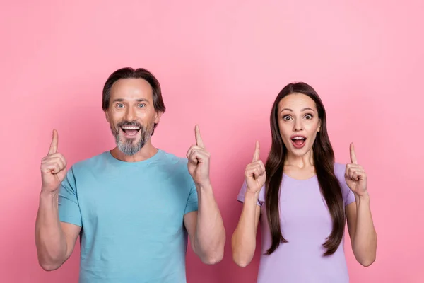 Foto de homem bonito surpreendente atraente senhora apontar dedos excelente isolado no fundo cor-de-rosa — Fotografia de Stock