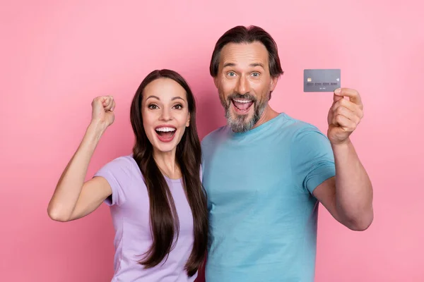 Фото симпатичной пары становятся миллионерами получать безграничные кредитные карты выиграть в лотерею изолированы на розовом фоне — стоковое фото
