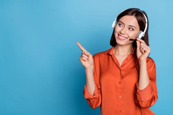 Portret van aantrekkelijke trendy vrolijke meisje helpdesk service tonen kopieerruimte geïsoleerd over helder blauwe kleur achtergrond — Stockfoto