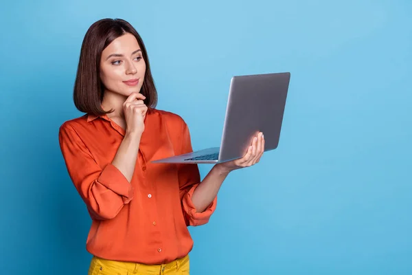 Porträtt av attraktiva fokuserad sinnade skicklig flicka med bärbar dator tänkande isolerad över ljusblå färg bakgrund — Stockfoto