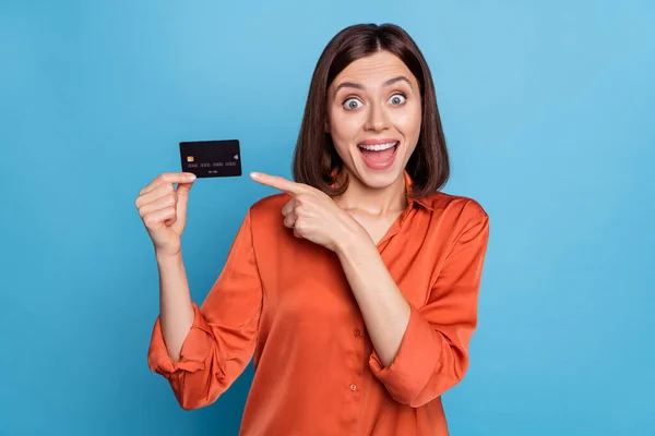 Porträtt av attraktiva galna glada flicka visar bankkort frilansande valuta isolerad över klarblå färg bakgrund — Stockfoto