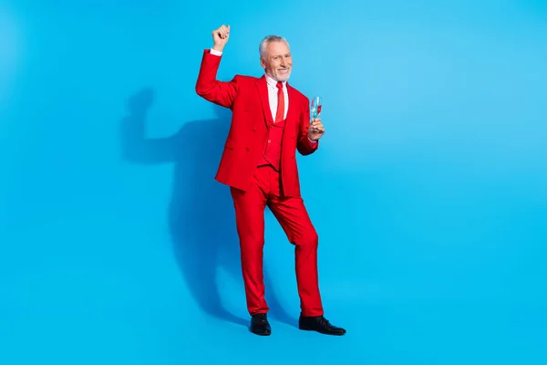 Tasasız Funky Adam Fotoğrafı Şampanya Tutun Altın Şarap Dansı Kırmızı — Stok fotoğraf