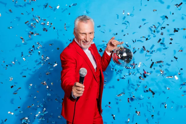 Foto Funky Old Man Hold Mic Brillante Bola Confeti Discoteca — Foto de Stock