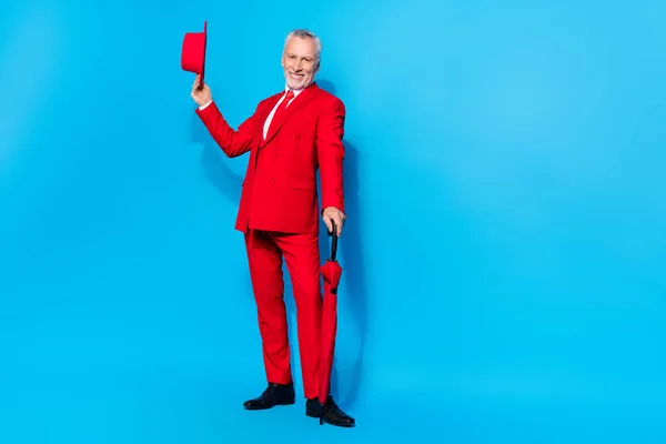 Neşeli Kendine Güvenen Bir Adamın Fotoğrafı Şapkalı Şemsiyeli Yürüyüşlü Kırmızı — Stok fotoğraf