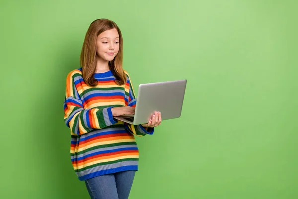 Portret Atrakcyjnej Wesołej Koncentruje Modne Rudowłosa Dziewczyna Pomocą Laptopa Wpisując — Zdjęcie stockowe