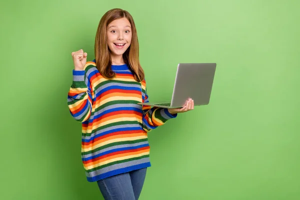 Portret Atrakcyjnej Wesołej Dziewczyny Korzystającej Laptopa Zabawy Wideo Oczywiście Izolowane — Zdjęcie stockowe