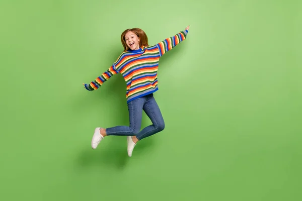 Teljes Hossz Testméret Kilátás Vonzó Funky Gondtalan Vidám Lány Jumping — Stock Fotó