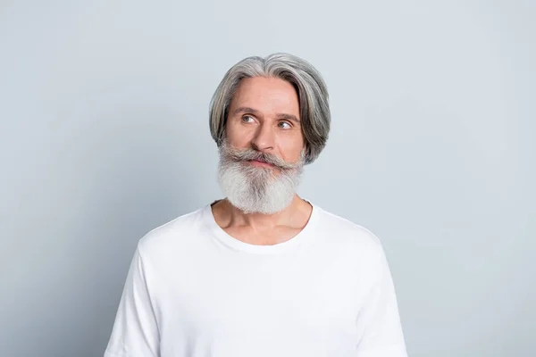 Foto Soñador Pensativo Pensionista Hombre Vestido Camiseta Blanca Buscando Espacio —  Fotos de Stock