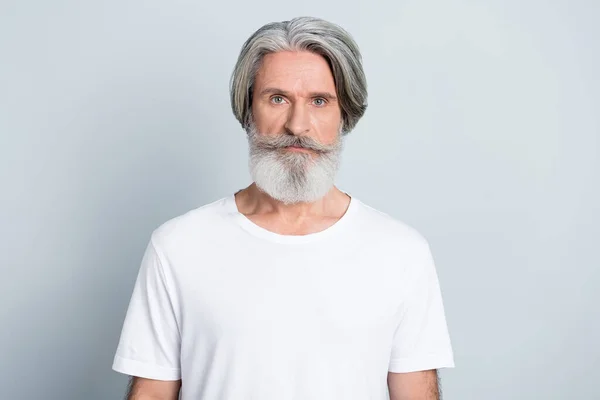 Photo Homme Retraité Assez Confiant Porter Shirt Blanc Moustache Longue — Photo