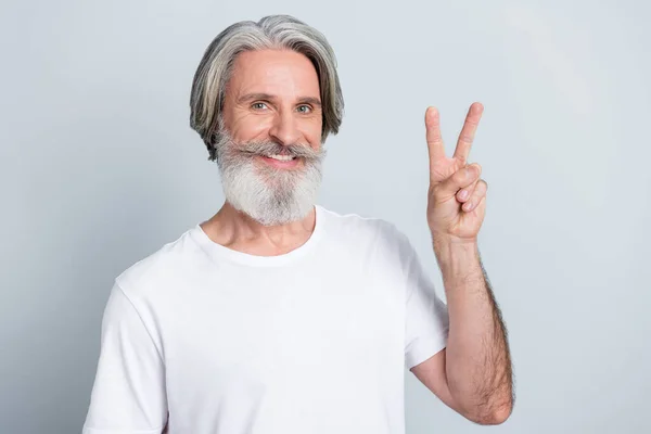 Φωτογραφία Του Χαρούμενου Αστείο Συνταξιούχος Ντυμένος Λευκό Shirt Δείχνει Σημάδι — Φωτογραφία Αρχείου