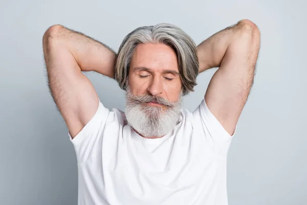 Φωτογραφία Του Κουρασμένος Αρκετά Συνταξιούχος Άντρας Φορούν Λευκό Shirt Χαμογελαστά — Φωτογραφία Αρχείου
