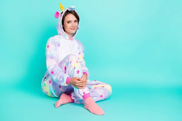 Portret Van Aantrekkelijk Vrolijk Meisje Zitten Rusten Dragen Gezellige Kigurumi — Stockfoto