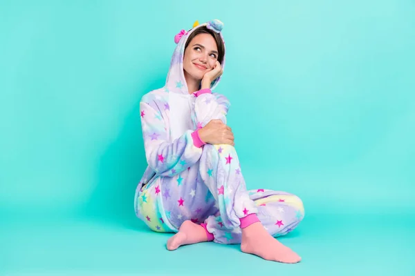 Photo Adorable Shiny Young Woman Dressed Unicorn Nightwear Sitting Floor — Stock Photo, Image