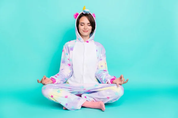 Photo Sweet Dreamy Young Woman Dressed Unicorn Nightwear Sitting Floor — Stock Photo, Image