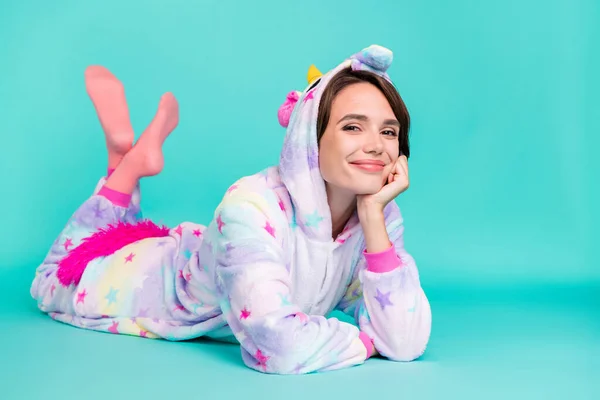 Foto Sonho Adorável Jovem Mulher Vestida Unicórnio Nightwear Sorrindo Deitado — Fotografia de Stock